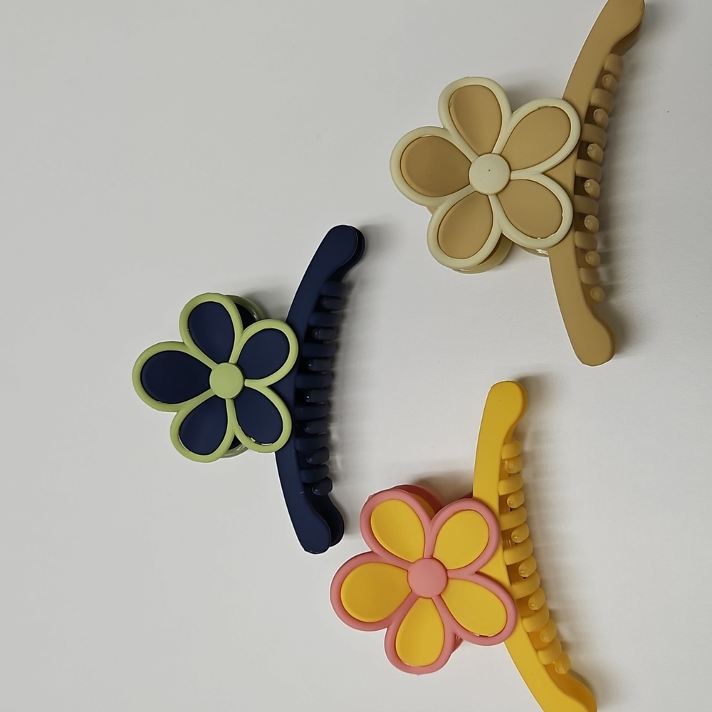 3 HAIRCLIPS -NEW